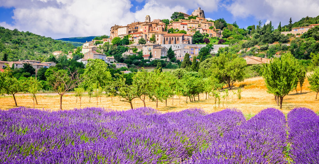 Visiteur admirant le panorama sur la vallée du Luberon depuis la terrasse du Château de Gordes