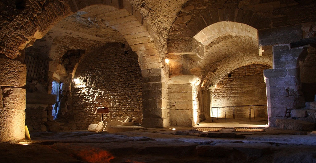 Détail architectural médiéval en dialogue avec installation artistique contemporaine au Château de Gordes
